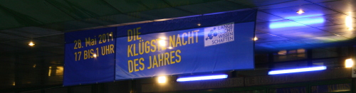 Banner am Eingang des Physikgebäudes