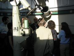 Szene mit Besuchern in der Teleskopkuppel